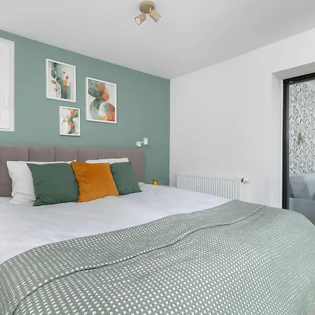 Stylish With A Balcony And A Workspace By Renters Διαμέρισμα Krasków