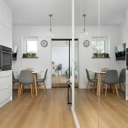Stylish With A Balcony And A Workspace By Renters *
