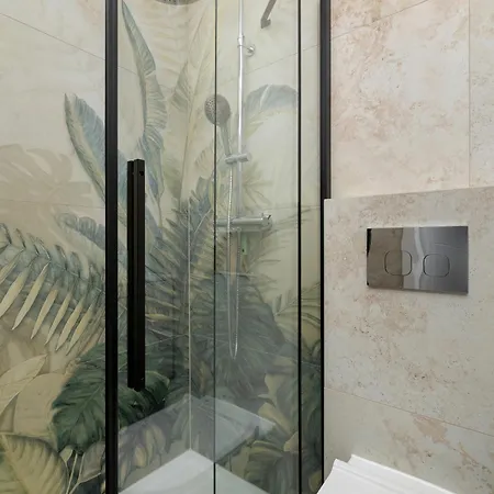 Stylish With A Balcony And A Workspace By Renters Διαμέρισμα