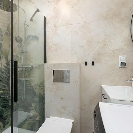 Stylish With A Balcony And A Workspace By Renters *